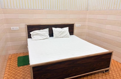 Ayodhya House | Usha Atithi Niwas Near By Jain Mandir Walking Distance Shree Ram Mandir 150mtr