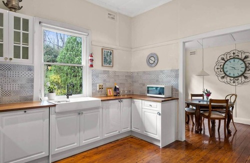 Yerrinbool House | Valencia. Relax, Swim & Spa.