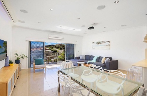 Terrigal House | VILA AZUL | Short walk to beach , WIFI | Accom Holidays