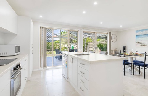 Anna Bay House | Walk on Birubi, 1/40 Ocean Ave - WIFI, Boat Parking & Water Views