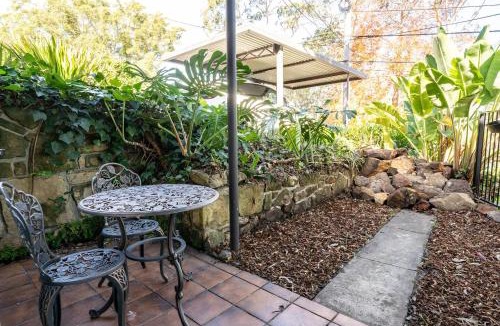 Chatswood West House | Warrina Nook - A Cosy Bushland Escape for Two