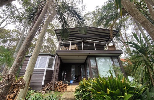 Lovett Bay House | Waterfront Retreat. 1 hour from Sydney CBD.