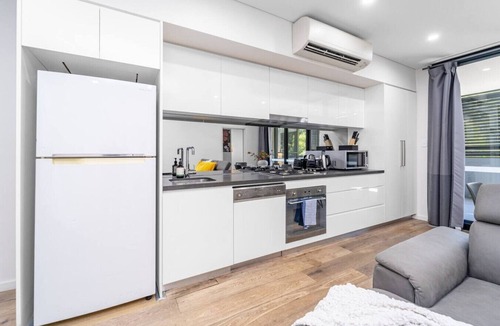 Waterloo Apartment | Waterloo 2Br Modern Apartment Nature Park