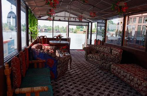 Dal Lake House | White blossom
