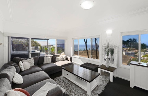 Terrigal House | White House Terrigal LOCATION pool spa beach