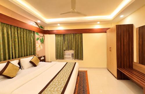 Puri Resort | Wildberrys Inn - Luxurious Stay - Free Breakfast - Swimming Pool - Room with living Room