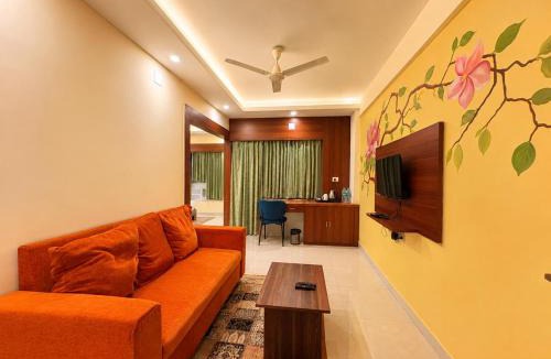 Puri Resort | Wildberrys Inn - Luxurious Stay - Free Breakfast - Swimming Pool - Room with living Room