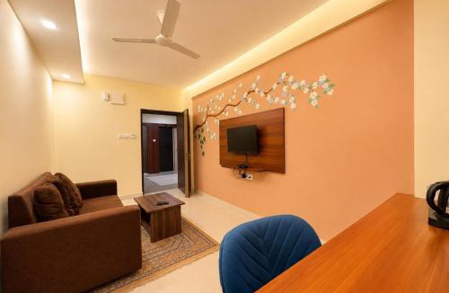 Puri Resort | Wildberrys Inn - Luxurious Stay - Free Breakfast - Swimming Pool - Room with living Room