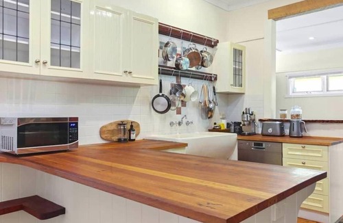 Blackheath Cottage | Wonga Cottage - Up-Market Country Style 3 Bedroom 2 Bathroom Pet-Friendly Home on Bushland