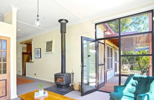 Blackheath Cottage | Wonga Cottage - Up-Market Country Style 3 Bedroom 2 Bathroom Pet-Friendly Home on Bushland