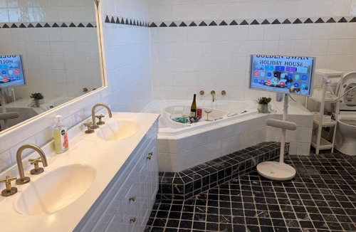 Marsfield House | Work and Unwind Retreat King Bed Love Heart Hot Tub for 2 Game Room Cinema on the bed 500Mbps WiFi Ideal for Business Couples and Special Events
