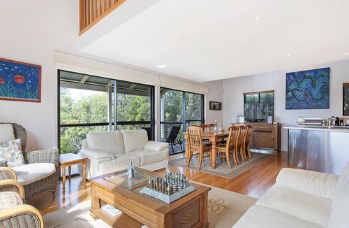 Dalmeny House | Yabbarra Sands - Enjoy the beachside lifestyle- Close to Surf, MBT and Whales!