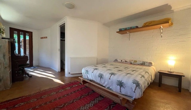 1 bedroom studio with private bathroom and parking