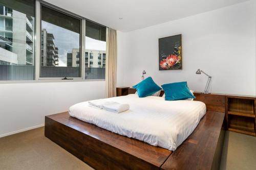 2BR Apartment near Parliament House - Hosted by Canstay