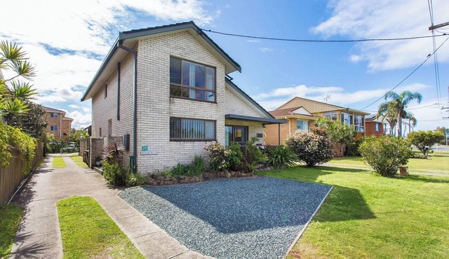 43 Point Road - Waterfront Holiday Home in Tuncurry