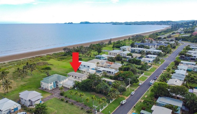 ABSOLUTE BEACHFRONT WITH A POOL in Yeppoon