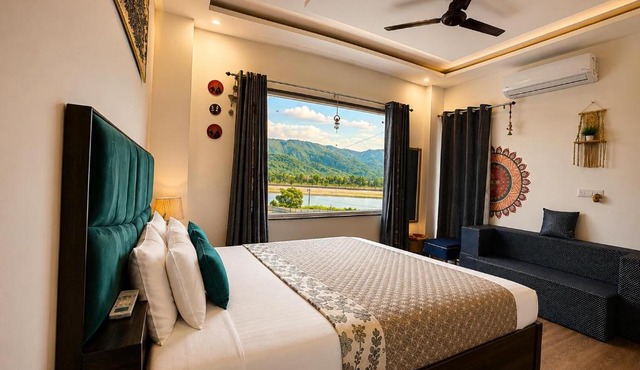 Advaitam Ganga & Hill View Homestay by the Ganges Ghat - Luxury 3 BHK