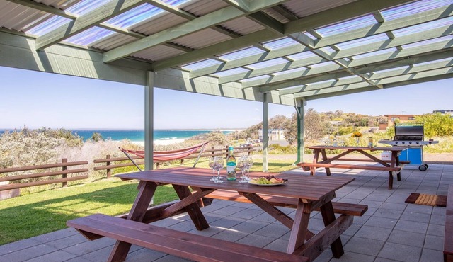 Antonio's Paradise – direct beach access