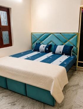 Bankey Bihari Spiritual Stay