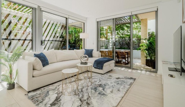 Bondi Spa Retreat with Hot Tub, Sauna, Garden Patio and Parking