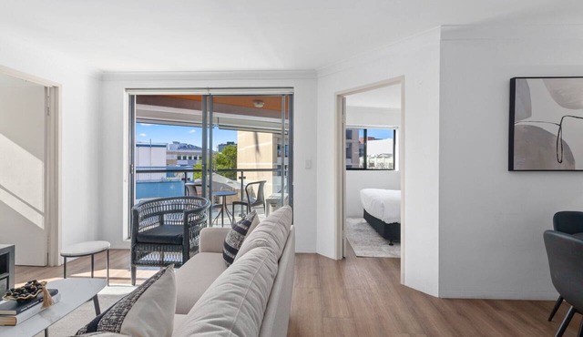 Bright 2-Bed Surry Hills Apartment with Balcony