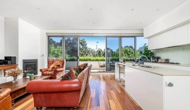 Bright & Spacious Penthouse by Parliament House
