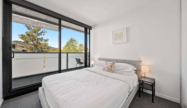 Bright Unit with Secure Parking and Garden Access