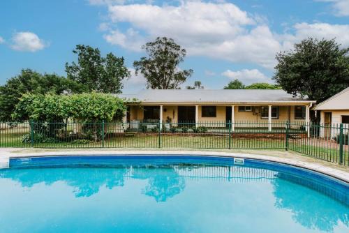 Burrundulla Farmhouse - Tranquil Country Allure