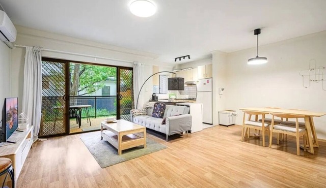 Burwood 2Br Lovely APT near Train with car parkingn