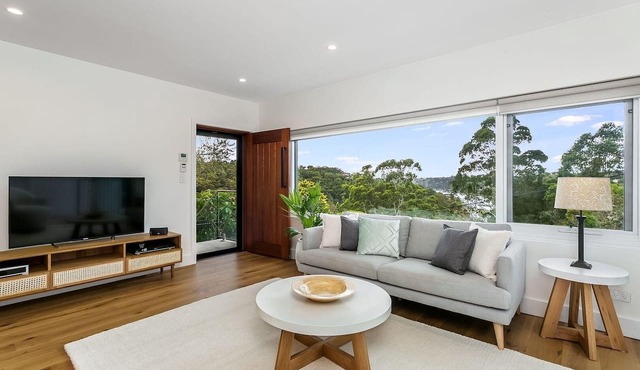 Cammeray- ROWL1 - Rowlison Parade - Modern 3BR Home with Courtyard Parking Next to Tunks Park in Cammeray