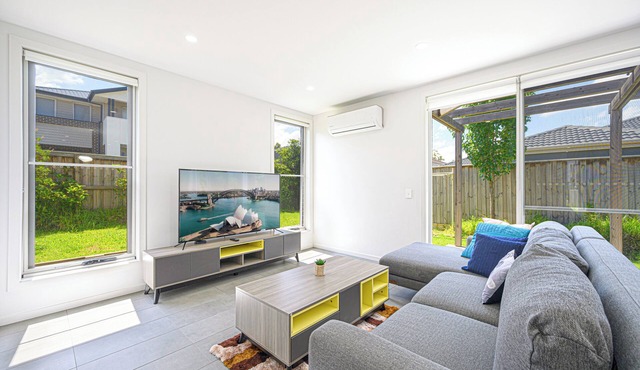 Charming 4-bedroom house in delightful Denham Court with AC, WiFi