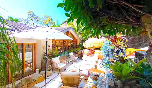 Charming Entire Home at Famous Palm Beach! 3BR. Outdoor Spa! Walk to Ocean Beach