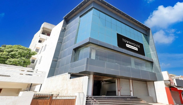Classic Townhouse Geeta Nagar Metro
