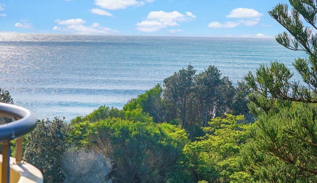 Coastal Apartment with Ocean Views, Pool, Sauna & Tennis Court