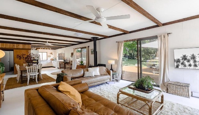 Coastal Vintage Cottage Brimming With Character and Charm Just Moments To Beaches, Bay and Cafes