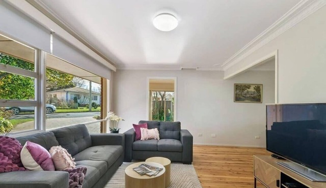 Collwood Cottage. Four Beds + Fireplace. Orange.