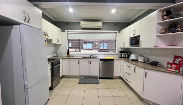 comfortable 3BR Near Parramatta Parking AC