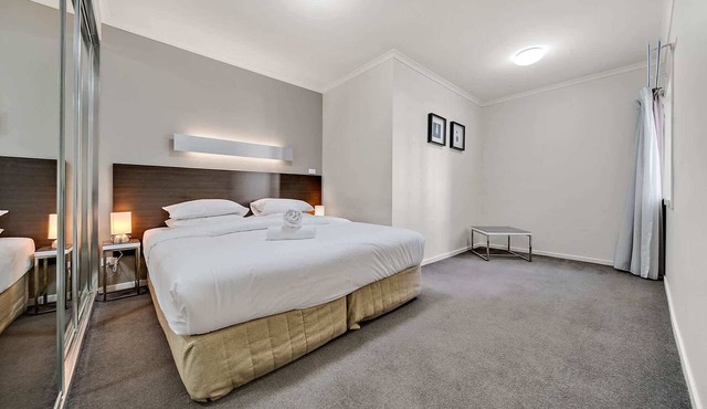 Comfy 2-Bed Near the Lake with Secure Parking