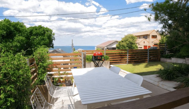 Coogee- COOG2 Dundas Street - Coastal Garden Apartment with Ocean Views Courtyard Near Coogee Beach
