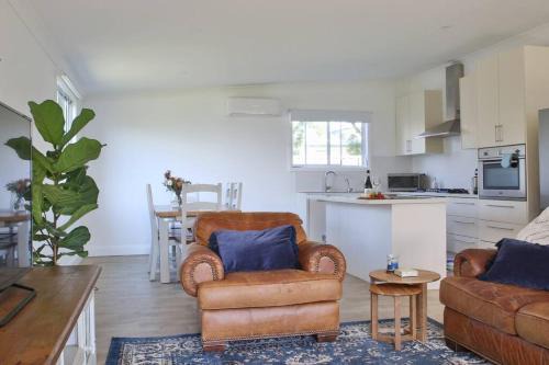 Corner Cottage- Pool Table, WiFi, AC & Firepit