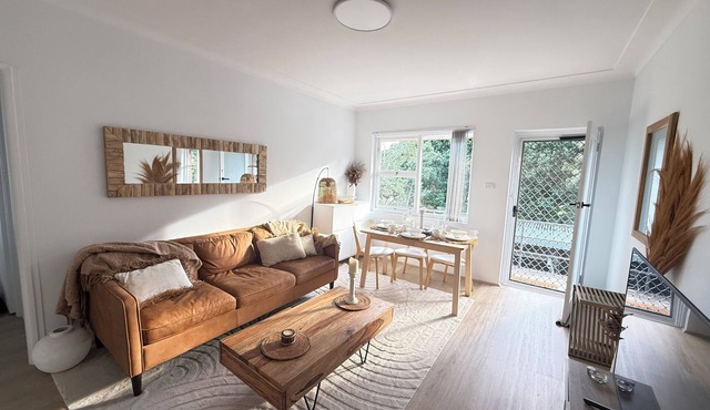 Cosy Beach Escape in a Heart of Dee Why 5 min walk to Beach and B1 to CBD