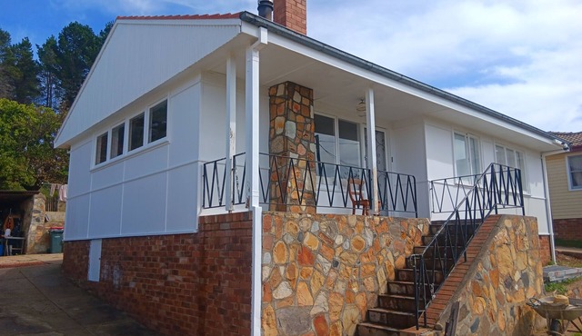 Cosy Cooma Holiday Home in the Snowy Mountains.