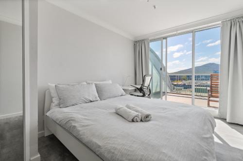 Dana-Ensuite in Central Shared Duplex Apartment