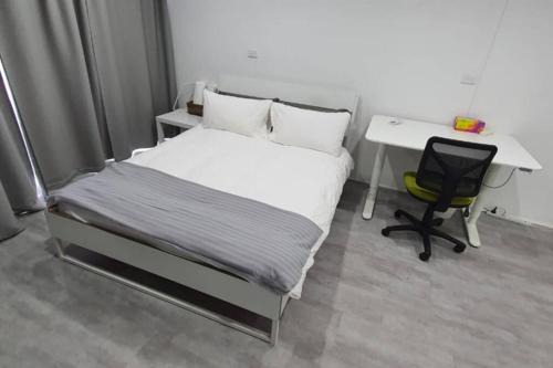 Dana-Spacious Private Room in Shared 2-Bedroom Apartment-1