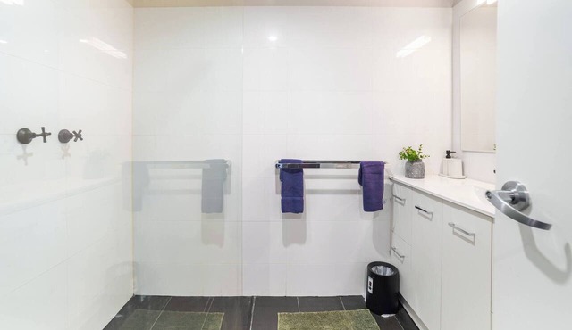 Deluxe Queen Room - Sleeps 2