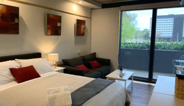 Deluxe Studio Apartment in the Center of Canberra
