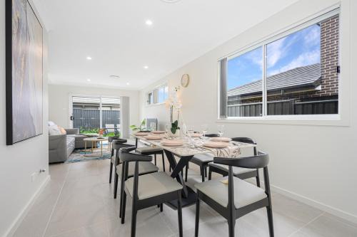 Denham Court 4Br with Central AC & WiFi near Coles in Leppington