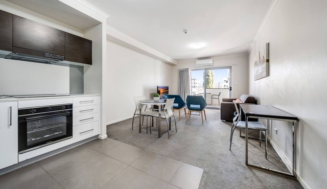 Executive 1-Bed by Lake & Local Shops