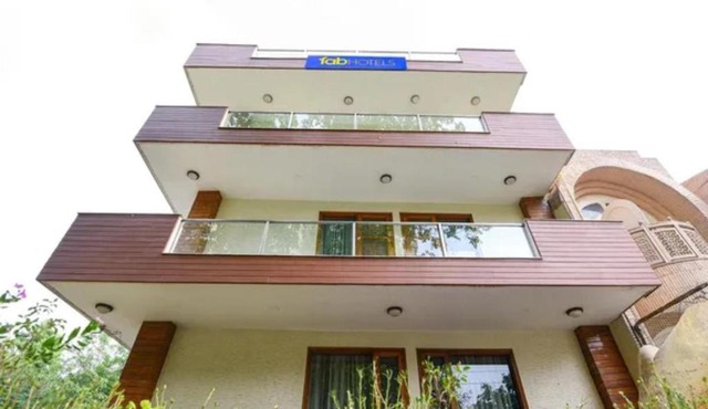 FabHotel The Lalit Vibes - Nr DLF Phase 2 & MG Road Metro