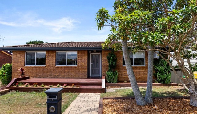 Forster 8BR home, free parking, near shop & beach
